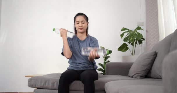 Genç Asyalı Kadının Ödevi Kanepeye Oturup Bisepsli Kıvrımlar Yapıyor Oturma — Stok video
