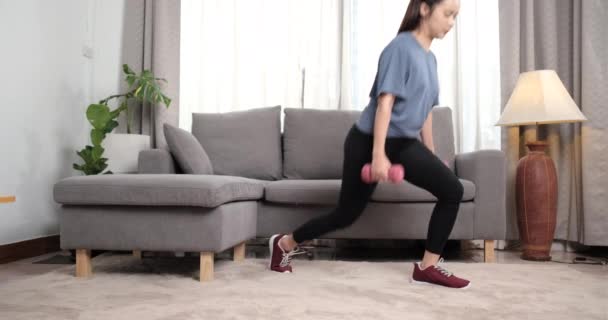 Sportif Genç Asyalı Kadın Oturma Odasında Spor Yaparken Spor Yaparken — Stok video