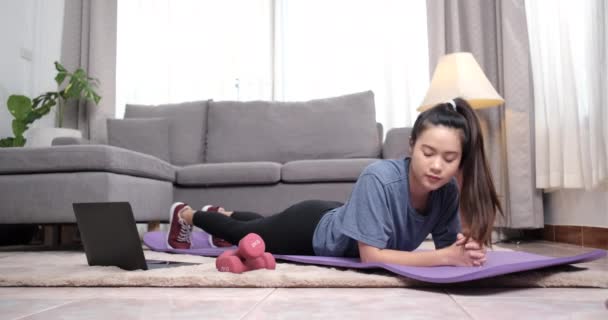 Casa Exercício Jovem Mulher Asiática Fazendo Prancha Assistindo Vídeo Tutorial — Vídeo de Stock