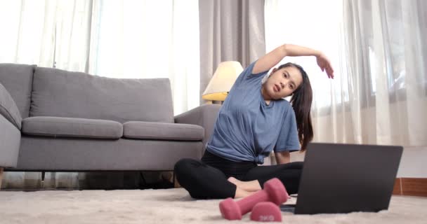 Casa Allenamento Giovane Donna Asiatica Riscaldamento Stretching Guardando Video Tutorial — Video Stock
