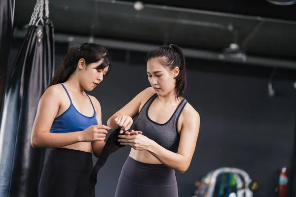Desportivo Jovem Asiático Mulheres Formação Boxer Preparação Cinta Pulso Com — Fotografia de Stock