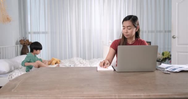 Affaires Mère Asiatique Travaillant Sur Ordinateur Portable Assis Sur Table — Video