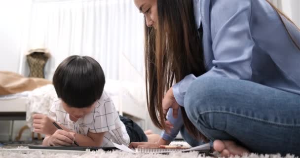 Feliz Mãe Asiática Com Filho Bonito Usando Tablet Internet Conectado — Vídeo de Stock