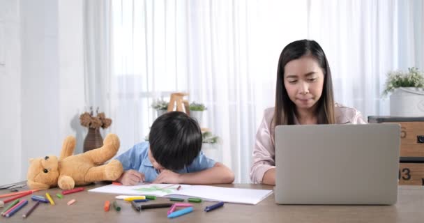 Šťastná Asijská Matka Pracuje Dítětem Domácí Kanceláře Žena Používající Notebook — Stock video