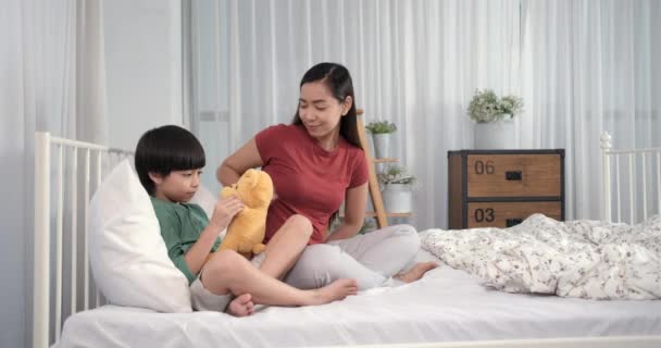 Šťastná Asijská Maminka Blahopřeje Dárek Dává Pohlednici Svému Synovi Posteli — Stock video