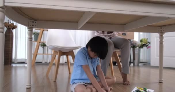 Gelukkig Aziatische Moeder Werken Laptop Tafel Terwijl Kleine Zoon Spelen — Stockvideo