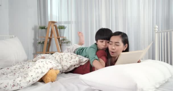 Mère Asiatique Passe Temps Avec Son Petit Fils Mignon Lire — Video