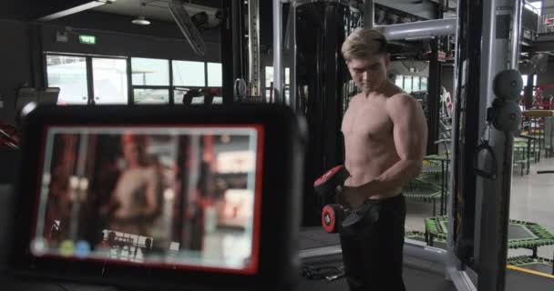 Sportman Athlete Doing Exercise Dumbbells Camera While Recording Tutorial Video — Stock Video