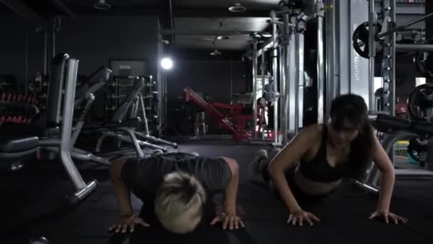 Dwóch Przyjaciół Sportowych Robi Push Klaskaniem Ćwiczenia Podłodze Siłowni Fitness — Wideo stockowe