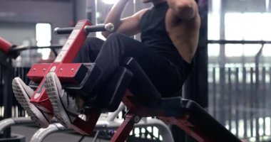 Sporcu bir bankta mekik çekiyor güçlü erkek kas kasları spor salonunda formda kalıyor, aktif sağlıklı yaşam tarzı vücut geliştirici konsepti üzerinde çalışıyor..