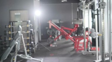 Portre çifti sporcu genç Asyalı kadını spor salonunda spor yaptıktan sonra vücut geliştirme kaslı sağlıklı yaşam tarzı olan spor salonunda ve spor salonunda erkek erkeğe benzetiyor..