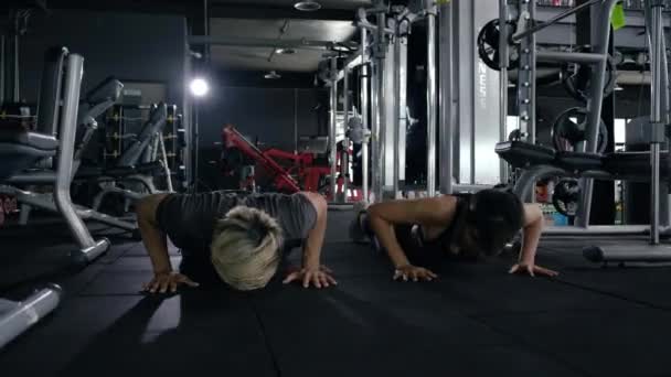 Venner Sporty Gør Push Med Klappe Motion Fitness Gym Gulv – Stock-video