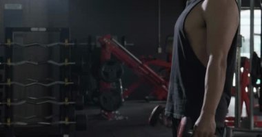 Sporcu spor salonunda egzersiz yapmadan önce kollarını açarak ısınıyor. Fitness güçlü erkek atlet aktif sağlıklı vücut geliştirme ve dayanıklılık kası.