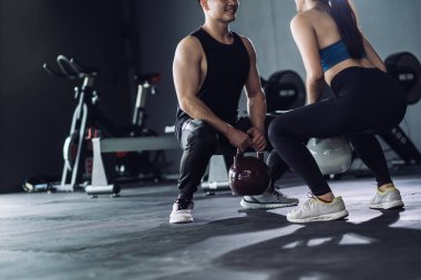 Kettlebell 'li spor takımı ve spor salonunda antrenörlük, spor ağırlık kaldırma ve bacak kaldırma sporları, sağlıklı vücut geliştirme..