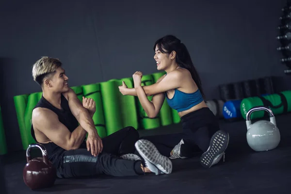 Friska Två Personer Unga Asiatiska Gör Stretching Ben Efter Träning — Stockfoto