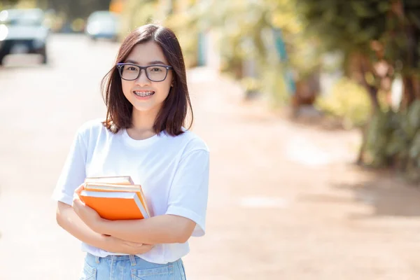 Retrato Jovem Estudante Asiático Mulher Vestindo Aparelho Beleza Sorriso Com — Fotografia de Stock