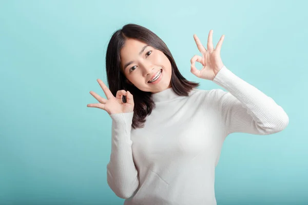 Tandbeugels Van Jonge Aziatische Vrouw Het Dragen Van Beugels Oke — Stockfoto
