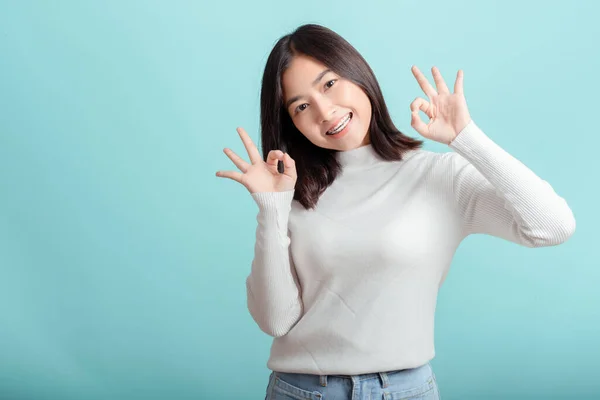 Tandbeugels Van Jonge Aziatische Vrouw Het Dragen Van Beugels Oke — Stockfoto