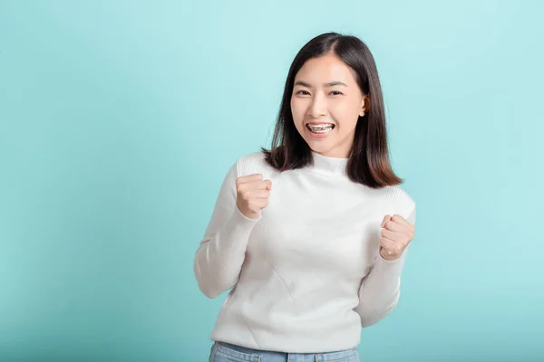 Tandbeugels Van Jonge Aziatische Vrouw Dragen Beugel Blij Emotie Met — Stockfoto