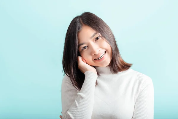 Dental Aparelho Jovem Asiático Mulher Vestindo Aparelho Beleza Sorriso Com — Fotografia de Stock