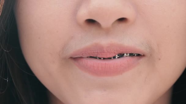 Close Powolny Ruch Uśmiechnięte Szczęśliwe Aparaty Dentystyczne Pięknej Kobiety Uśmiechniętej — Wideo stockowe