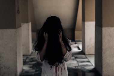 Hayalet kadın ölüm cadılar bayramı festivalinin korkunç bir sahnesi. Cehennemde çığlıklar atan bir kâbus. Gece vakti canavar ya da kadın ölü karakterler kötü giyinen ruh temalı korku filmi konsepti..