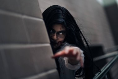 Hayalet kadın ölüm cadılar bayramı festivalinin korkunç bir sahnesi. Cehennemde çığlıklar atan bir kâbus. Gece vakti canavar ya da kadın ölü karakterler kötü giyinen ruh temalı korku filmi konsepti..