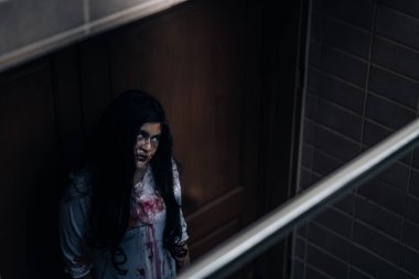 Hayalet kadın ölüm cadılar bayramı festivalinin korkunç bir sahnesi. Cehennemde çığlıklar atan bir kâbus. Gece vakti canavar ya da kadın ölü karakterler kötü giyinen ruh temalı korku filmi konsepti..