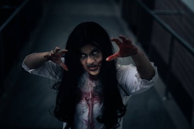 Hayalet kadın ölüm cadılar bayramı festivalinin korkunç bir sahnesi. Cehennemde çığlıklar atan bir kâbus. Gece vakti canavar ya da kadın ölü karakterler kötü giyinen ruh temalı korku filmi konsepti..