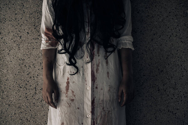 Ужасная сцена призрак женщина смерти Хэллоуин фестиваль в темном доме кошмар кричать на ад монстр дьявол или женщина мертвых персонажей ночью зло одеваются дух тема террора фильм концепции.