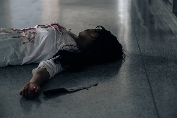 Убийство женщины убито и изнасиловано в заброшенном доме с ножом и кровью..