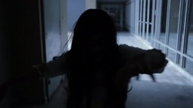 POV Zombi yürüyüşü. Hayalet kadın korkusu. Cadılar bayramı festivali. Cehennemde çığlık çığlığa bağırmak..