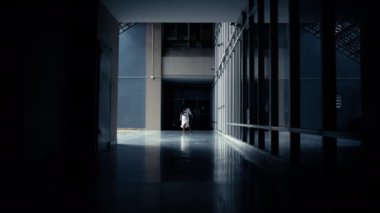 Siluet Zombi Kaçan Hayalet Kadın Korkusu Cadılar Bayramı Festivali Karanlık Ev Kabusu Cehennemde çığlıklar atan canavar şeytan ya da kadın ölü karakterler Kötü Ruh temalı terör filmi