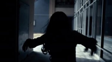 Siluet Zombi yürüyen Hayalet Kadın Korku Cadılar Bayramı Karanlığında Cadılar Bayramı Festivali Cehennemde çığlıklar atan canavar şeytan ya da kadın ölü karakterler Kötü Ruh temalı terör filmi