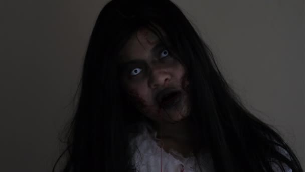 Close Face Horror Ghost Woman Death Halloween Festival Dark House — Vídeo de Stock