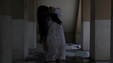 Hayalet kadının siluet zombi dehşeti. Cadılar bayramı festivali karanlık evde. Cehennemde çığlık çığlığa bağıran canavar şeytan ya da kadın ölü karakterler.