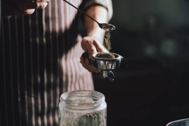 Yeşil çay tozuyla profesyonel Barista 'dan yeşil çay hazırlamaya yakın çekim.