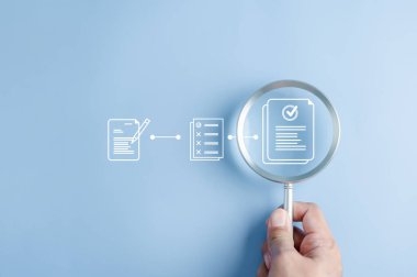 Teknoloji işlemcisiyle birlikte iş bilgileri, teknoloji ve ağ kurumsal kavramının planlanmasında kullanılan belge ai yapay zeka sürecinin veri analizi kalite kontrolü.