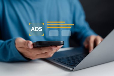Cep telefonundaki reklamlar, müşterileri hedef alan dijital pazarlama. Web sitesi müşteri ilişkileri kavramı.