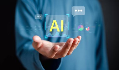 İş adamı ai teknolojisini kullanıyor. Yapay Zeka ile sohbet robotu üretiyor. Fütürist teknoloji, çevrimiçi sistemde robot. Gelecekte iş.