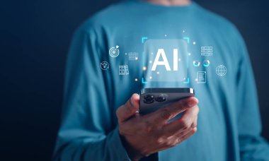 İş adamı ai teknolojisini kullanıyor. Yapay Zeka ile sohbet robotu üretiyor. Fütürist teknoloji, çevrimiçi sistemde robot. Gelecekte iş.