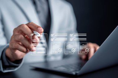 Belge kontrol listesi, görev yönetimi, onay süreci ve dijital arayüz, üretkenlik, iş akışı kontrolü ve organizasyon kullanan işadamı ile işaretli doğrulama.