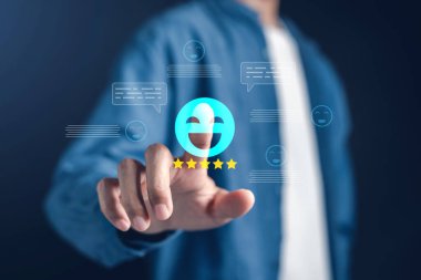 Müşteri deneyimi ve kullanıcı ile olumlu geri bildirim beş yıldızlı derecelendirme ve mutlu emoji simgesi, gözden geçirme, memnuniyet, takdir, hizmet kalitesi ve dijital katılım verir.