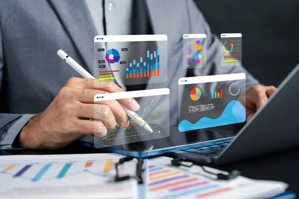 Dijital tablolar, grafikler ve mali raporlarla yatırım stratejisi planlaması, veri analizlerini, pazar eğilimlerini, ekonomik büyümeyi, iş tahminlerini ve başarı için mali karar verme mekanizmalarını göstermektedir..