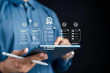 Uyum belgesi kontrolü, dijital onay, iş verimliliği ve düzenlemesi için kontrol listesi onayı ve iş akışı yönetimi, verimlilik, doğruluk, kalite güvencesi ve proje başarısına odaklanma.