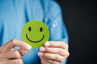 Yeşil gülen suratla müşteri memnuniyeti. pozitif gözden geçirme, mutluluk, hizmet kalitesi, geri bildirim, güven ve başarılı iş ilişkisi.