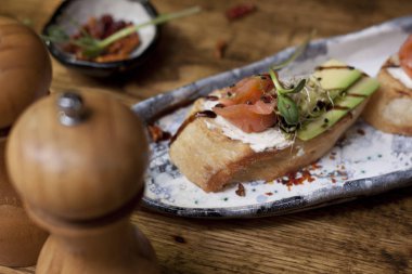 Somon ve avokado ile Tay tarzında Döş