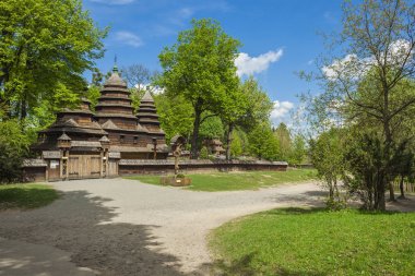 Yeşil, Seyahat, Çimen, Park, Doğa, Açık, Ahşap, Ahşap, Eski, Köy, Mimari, Bina, Dış, Ev, Otantik, Ev, Çatı, Geleneksel, Orman, Müze, Ağaç, Kültür, Kapı, Ukrayna, Modası Geçmiş, Simgesel Yapı, Ünlü, Antik, Ülke, Ön, H