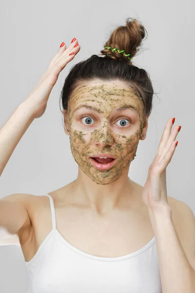 Hautpflege Kosmetiktag Verblüffte Junge Mädchen Häuslicher Manier Ihr Haar Mit — Stockfoto