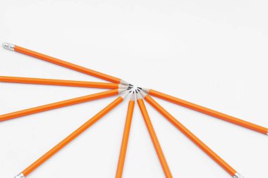 Saf beyaz arka plan üzerinde şaşırtıcı izole kalem